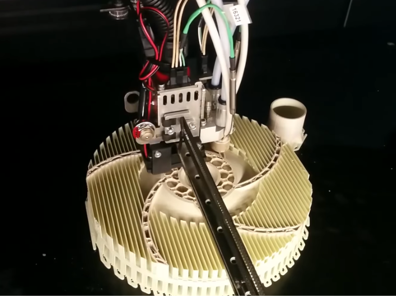 Una pieza impresa en 3D con el filamento nPOWER de 3NTR y un filamento de soporte